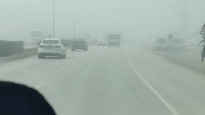 Hatay’ın Antakya ilçesi sabah saatlerinde etkili olan yoğun sisin etkisi