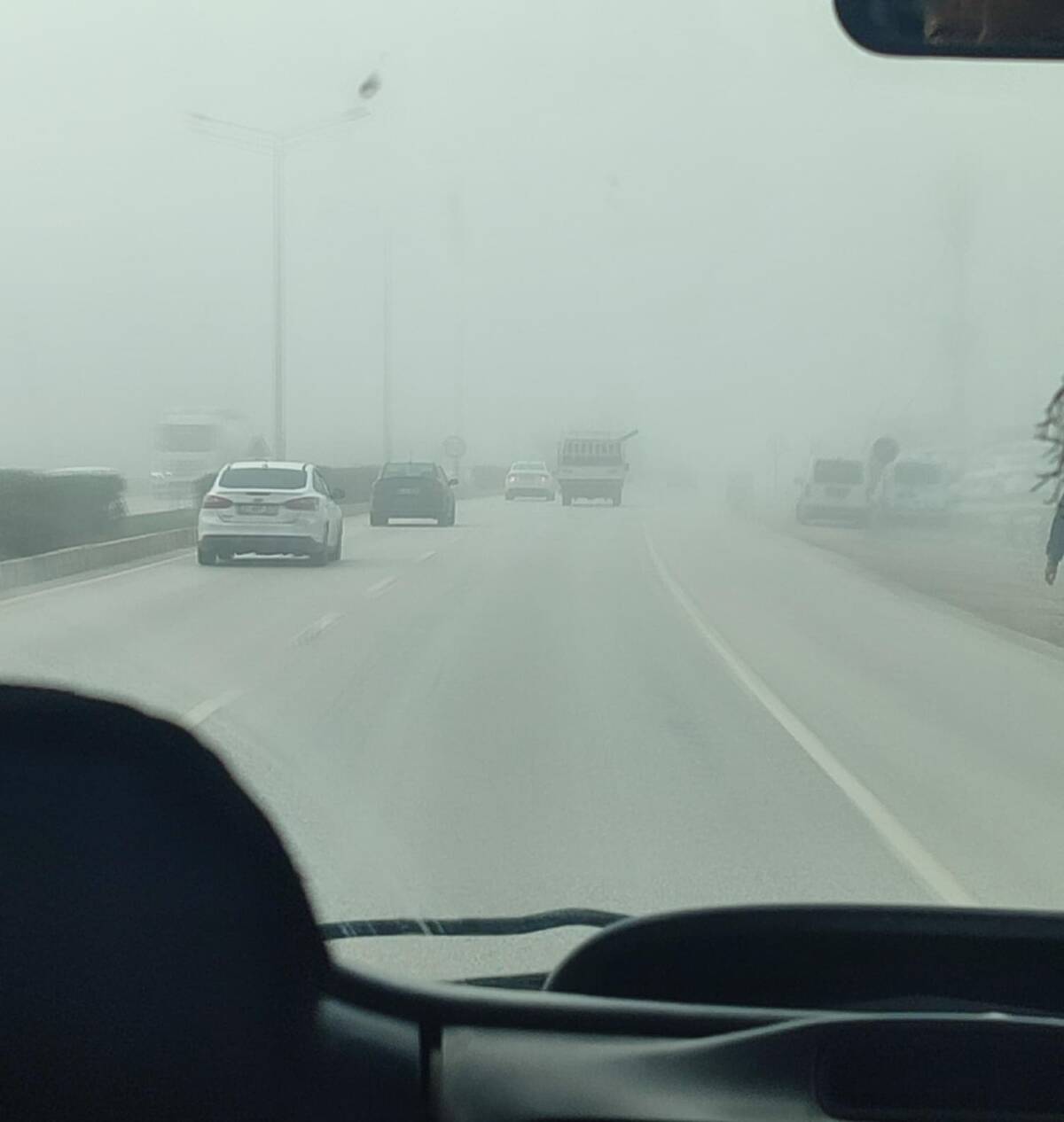 Hatay’ın Antakya ilçesi sabah saatlerinde etkili olan yoğun sisin etkisi
