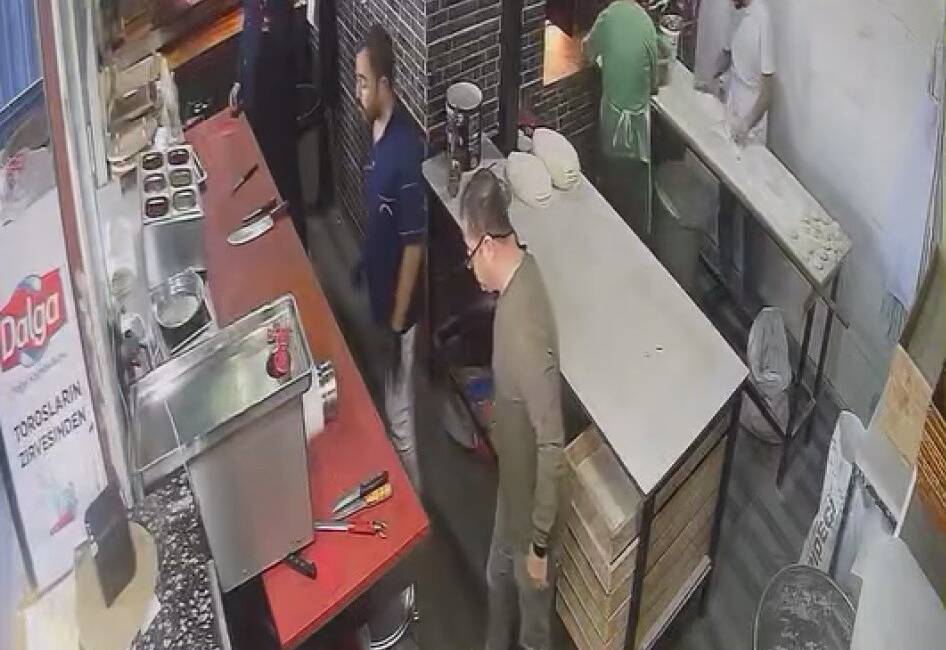 40 Yıllık Fırıncı Deprem Anında Küreğini Kurtardı Hatay’ın Defne ilçesinde meydana gelen 3.9 büyüklüğündeki deprem sırasında, fırında