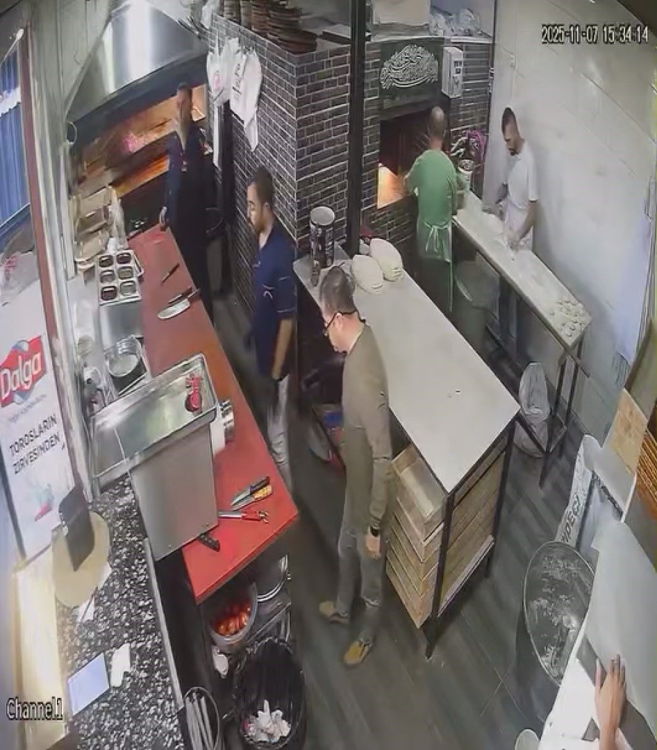 40 Yıllık Fırıncı Deprem Anında Küreğini Kurtardı Hatay’ın Defne ilçesinde meydana gelen 3.9 büyüklüğündeki deprem sırasında, fırında