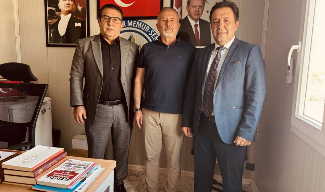 Bayındır Memur-Sen Hatay Şube Başkanı Hüseyin Tutar, sendika yerleşkesinde önemli