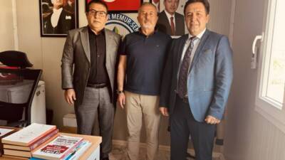 Bayındır Memur-Sen Hatay Şube Başkanı Hüseyin Tutar, sendika yerleşkesinde önemli