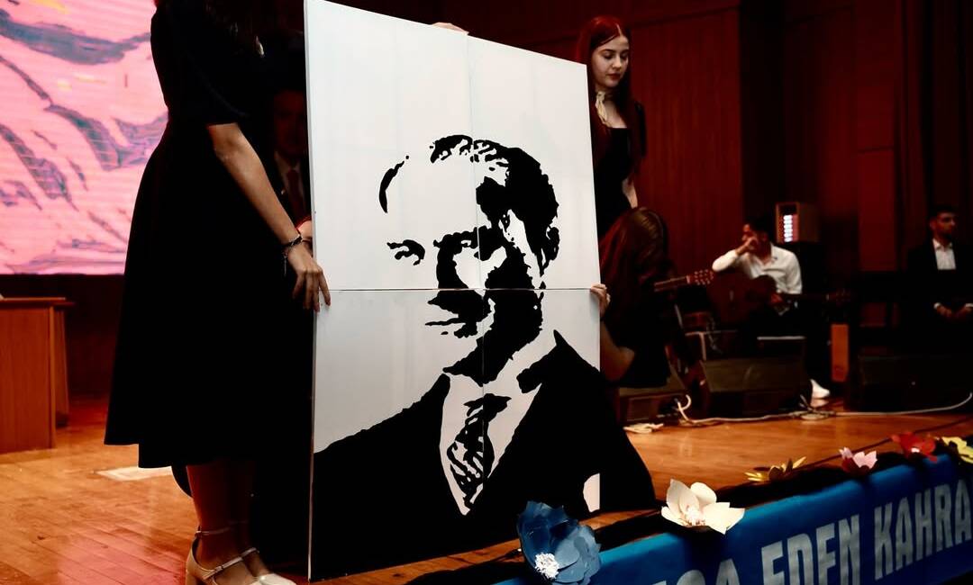 Depremin Yükünü Omuzlayan Öğretmenlere Hatay’da Anlamlı Saygı Hatay’da 24 Kasım Öğretmenler Günü, Antakya Cumhuriyet Alanı’nda düzenlenen