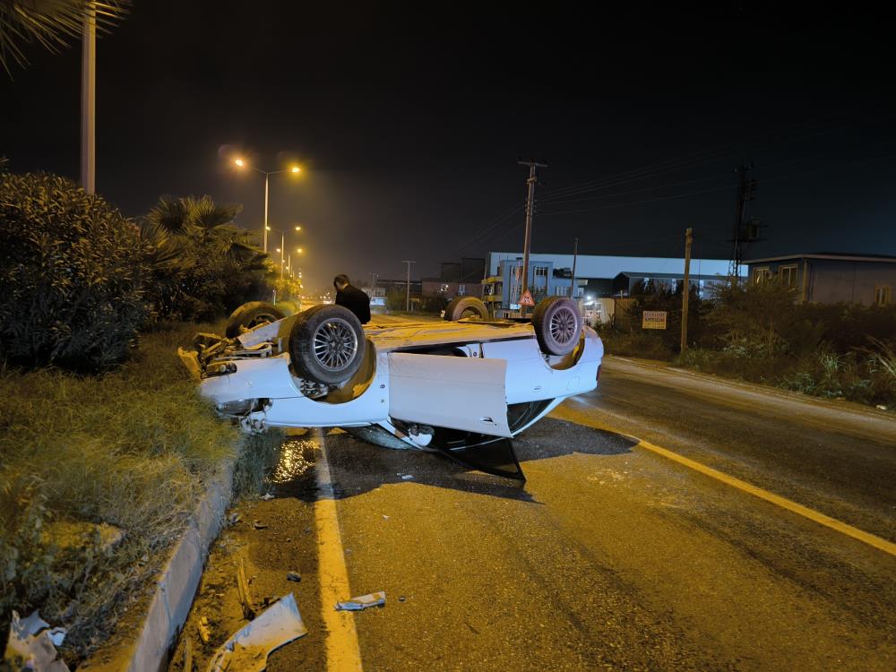 Dörtyol-Erzin E-5 Karayolu’nda meydana gelen kazada, kontrolünü kaybeden sürücünün otomobili