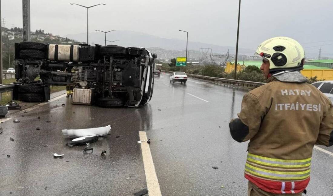 Yağmurda Kontrolden Çıkan Tır Otoyolda Devrildi Hatay’ın İskenderun ilçesinde, yağış nedeniyle kayganlaşan yolda kontrolden çıkan bir