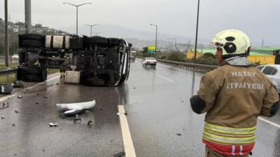 Hatay’ın İskenderun ilçesinde, yağış nedeniyle kayganlaşan yolda kontrolden çıkan bir