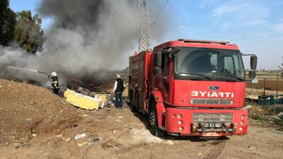 Hatay’ın Kırıkhan ilçesinde hurdalık alanda çıkan yangın, itfaiye ekiplerinin hızlı