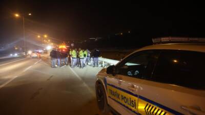 Hatay'ın Defne ilçesinde otomobille çarpışan motosiklet devrilerek bariyerlere çarptı, kazada