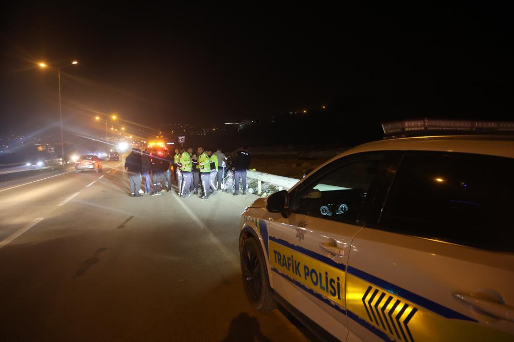 Hatay'ın Defne ilçesinde otomobille çarpışan motosiklet devrilerek bariyerlere çarptı, kazada