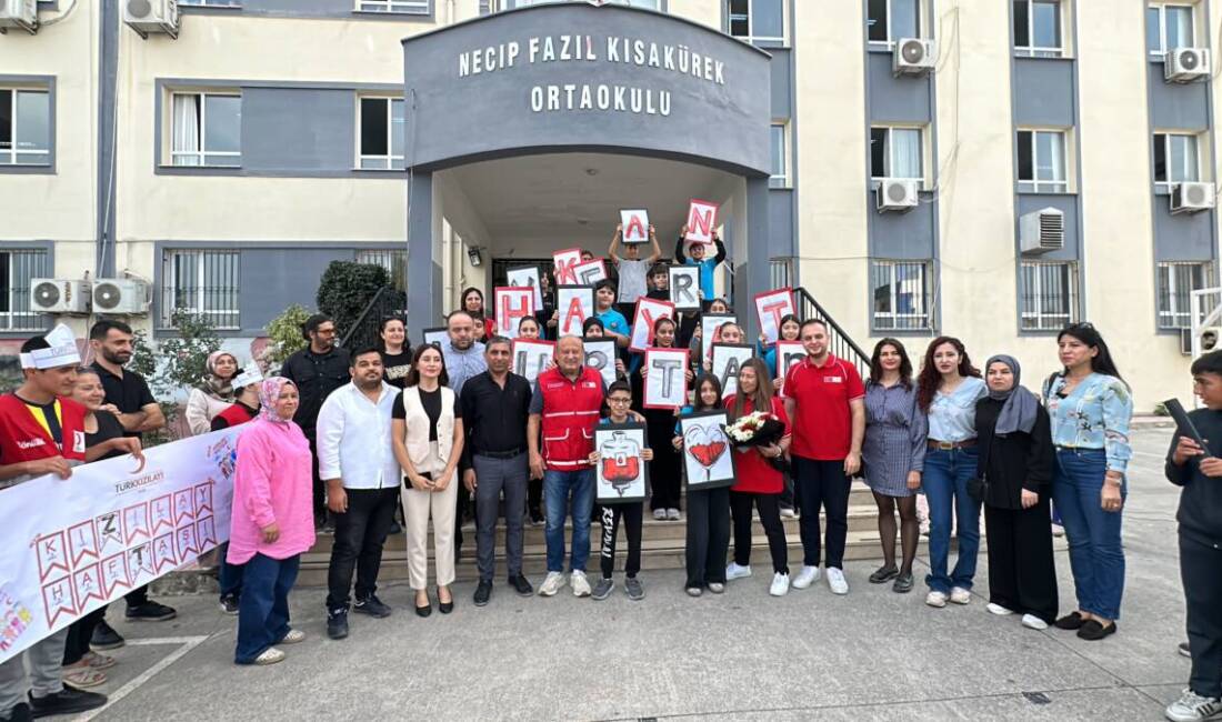 Hatay’ın İskenderun ilçesinde Kızılay Haftası dolayısıyla öğrencilerin ve gönüllülerin katılımıyla