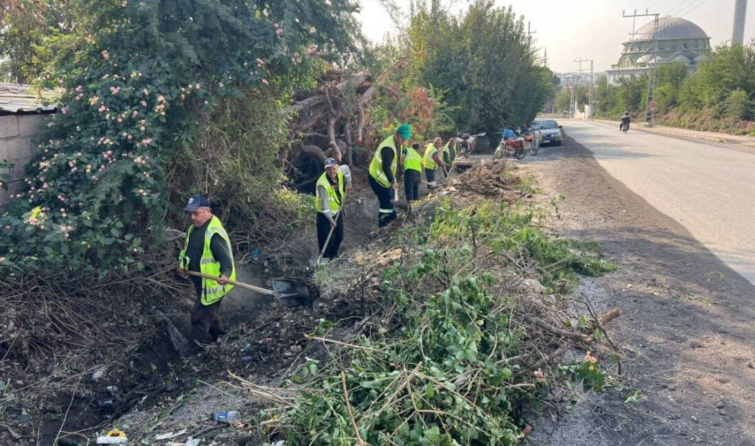 Hatay’ın Dörtyol ilçesinde yağmur suyu tahliye hatları ve mazgallarda yapılan