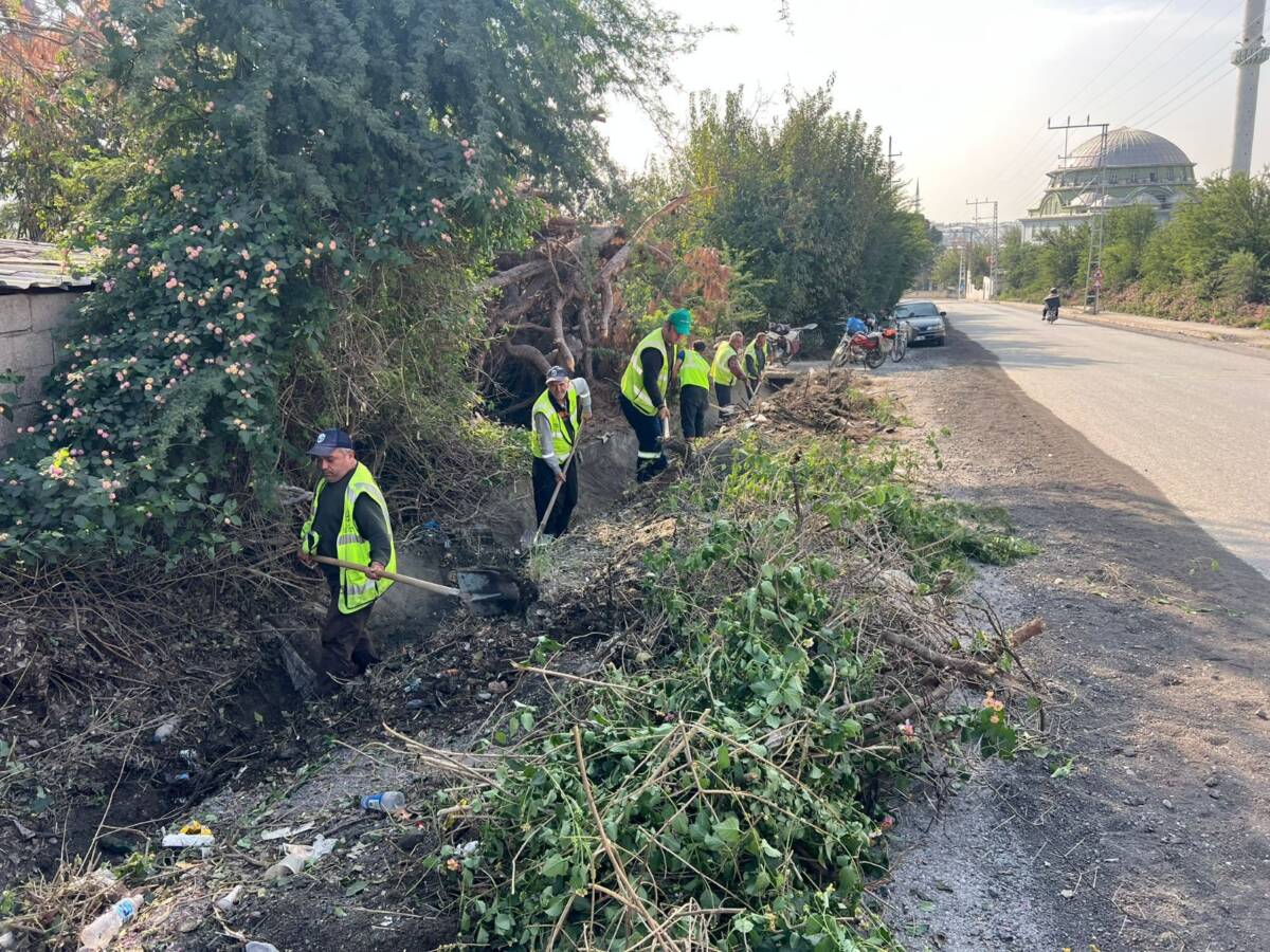 Hatay’ın Dörtyol ilçesinde yağmur suyu tahliye hatları ve mazgallarda yapılan