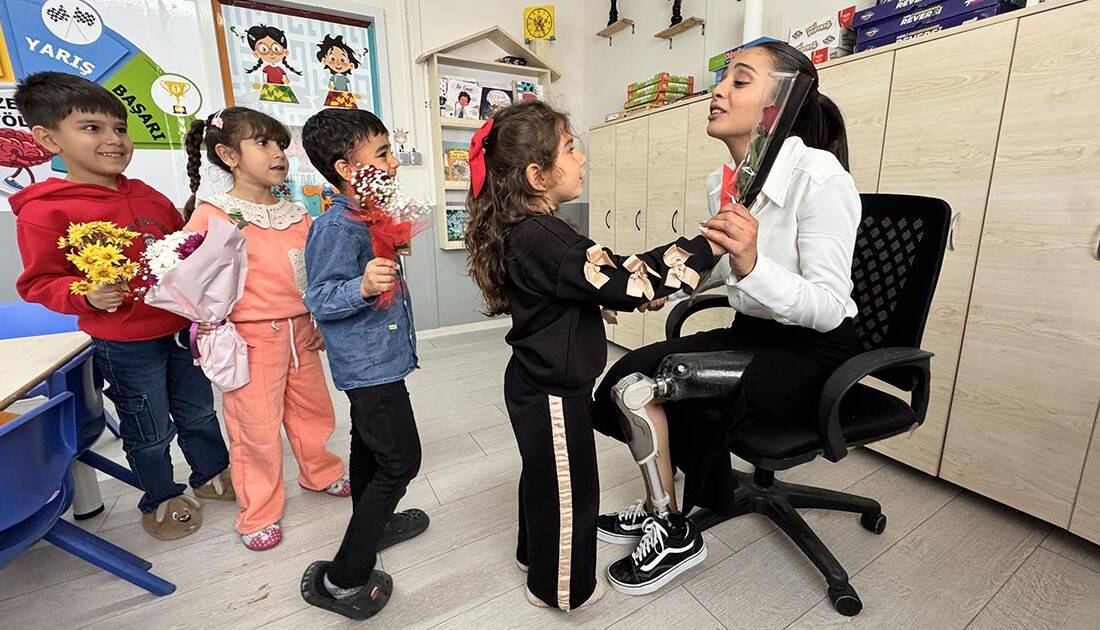 Hataylı Mucize Öğretmen Sena Öğrencileriyle 24 Kasım’ı Kutladı Hatay’da 6 Şubat 2023’te meydana gelen depremde yıkılan binanın enkazından