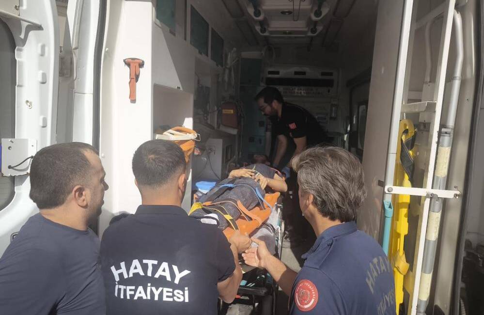 Hatay’ın İskenderun ilçesinde bir binada asansör bakımını yaptığı sırada halatla