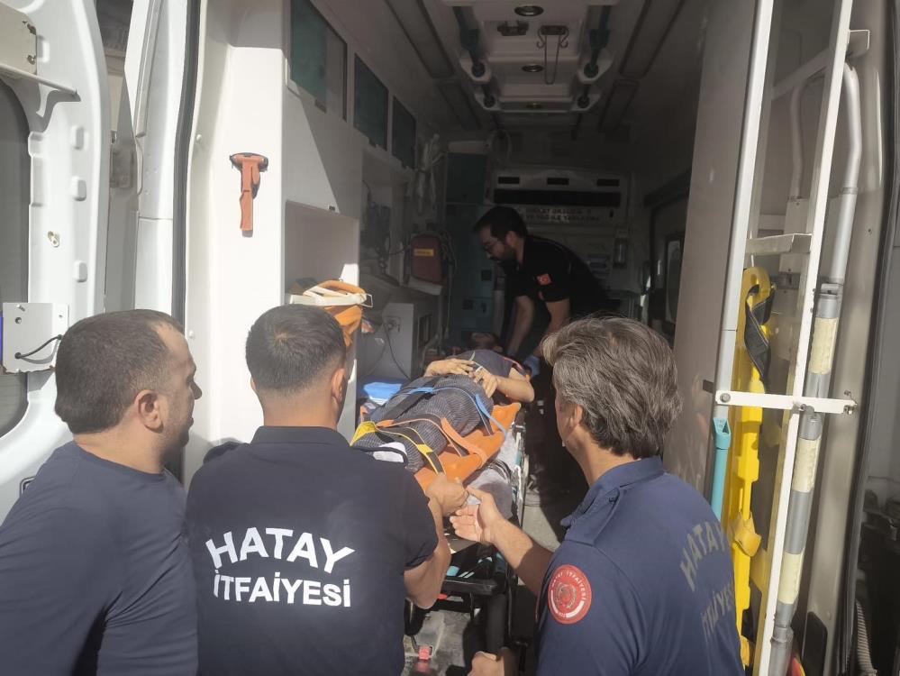 Hatay’ın İskenderun ilçesinde bir binada asansör bakımını yaptığı sırada halatla