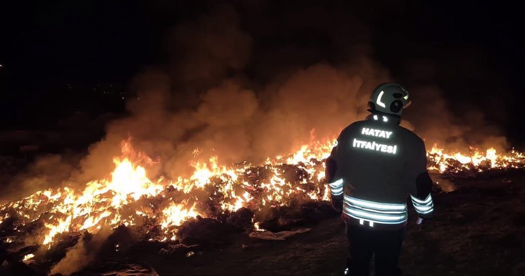Hatay’ın Kırıkhan ilçesi Mimar Sinan Mahallesi’nde, inşaat atıklarının bulunduğu bir