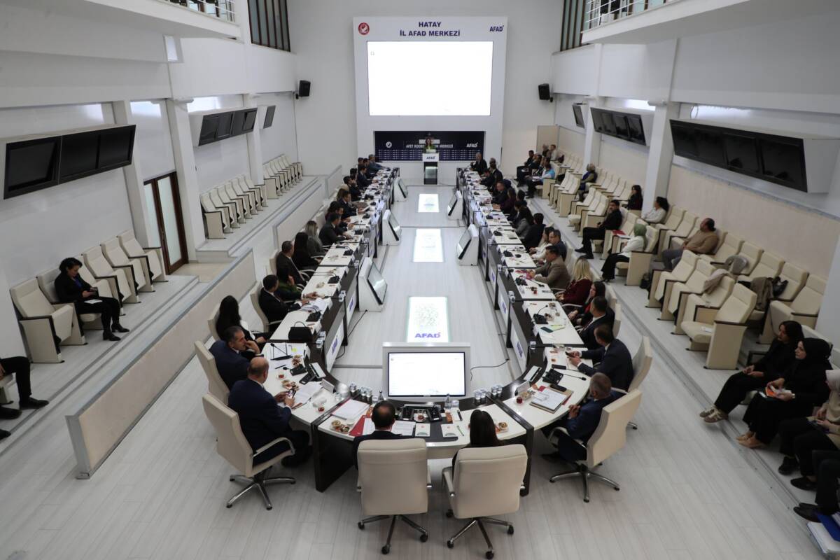 Hatay Valisi Mustafa Masatlı başkanlığında; Vali yardımcıları, Hatay Büyükşehir Belediyesi