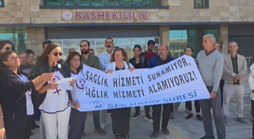 Doktorsuz hastane tepkisi büyüyor Hatay’ın Samandağ ilçesinde sağlık çalışanları, doktor eksikliği nedeniyle büyük bir