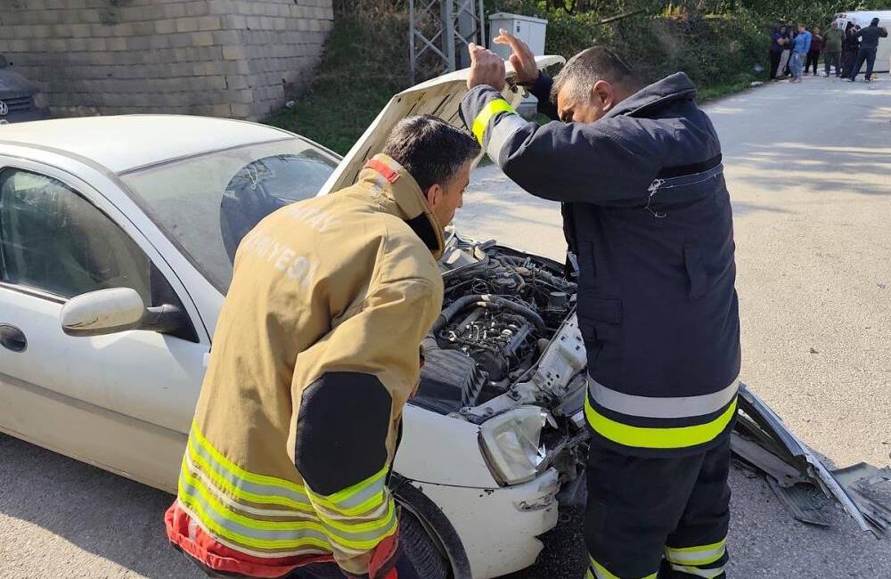 Hatay’ın Defne ilçesinde minibüs ile otomobilin çarpışması sonucu meydana gelen