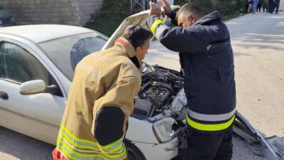 Hatay’ın Defne ilçesinde minibüs ile otomobilin çarpışması sonucu meydana gelen