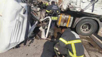 Hatay’ın Antakya ilçesinde tır ile kamyonun çarpışması sonucu meydana gelen