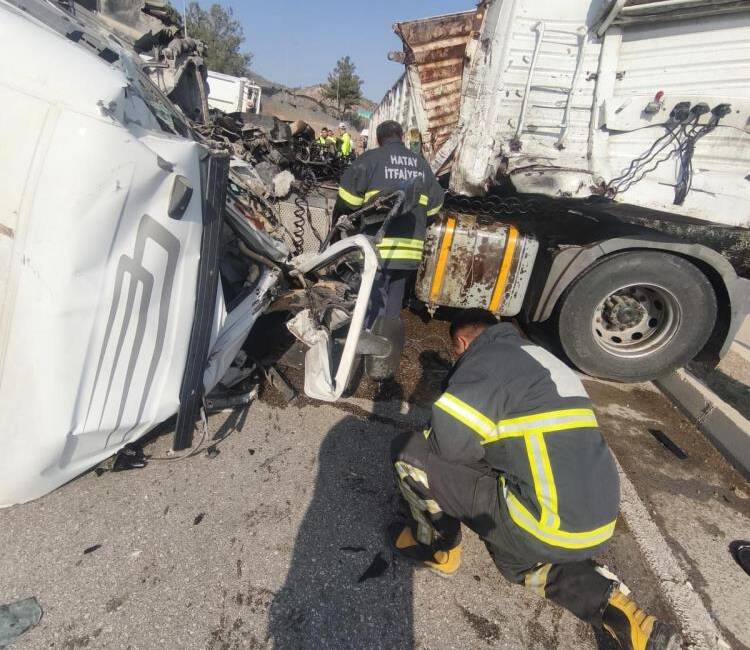 Hatay’ın Antakya ilçesinde tır ile kamyonun çarpışması sonucu meydana gelen