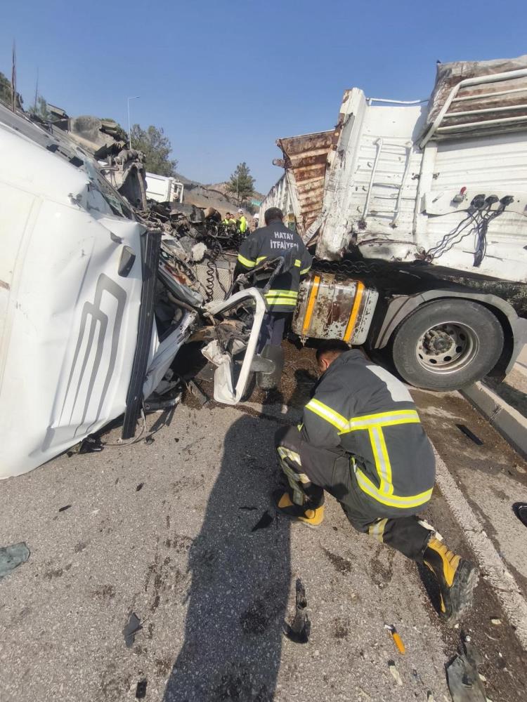 Hatay’ın Antakya ilçesinde tır ile kamyonun çarpışması sonucu meydana gelen