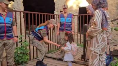 Hatay İl Jandarma Komutanlığı, “Bir Başkadır Benim Memleketim” şarkısı eşliğinde