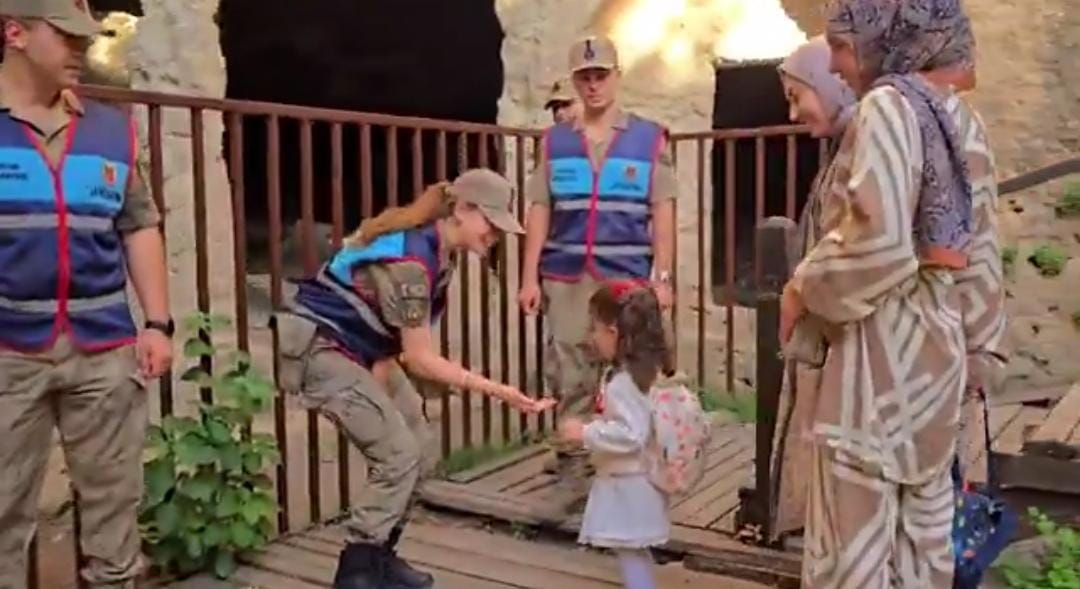 Hatay İl Jandarma Komutanlığı, “Bir Başkadır Benim Memleketim” şarkısı eşliğinde