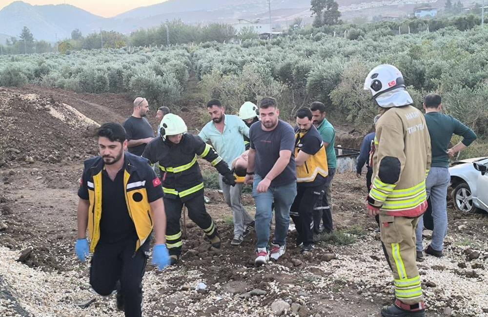 Hatay’ın Kırıkhan ilçesinde sürücünün kontrolünü kaybettiği otomobil, zeytin bahçesine uçtu.