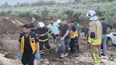 Hatay’ın Kırıkhan ilçesinde sürücünün kontrolünü kaybettiği otomobil, zeytin bahçesine uçtu.