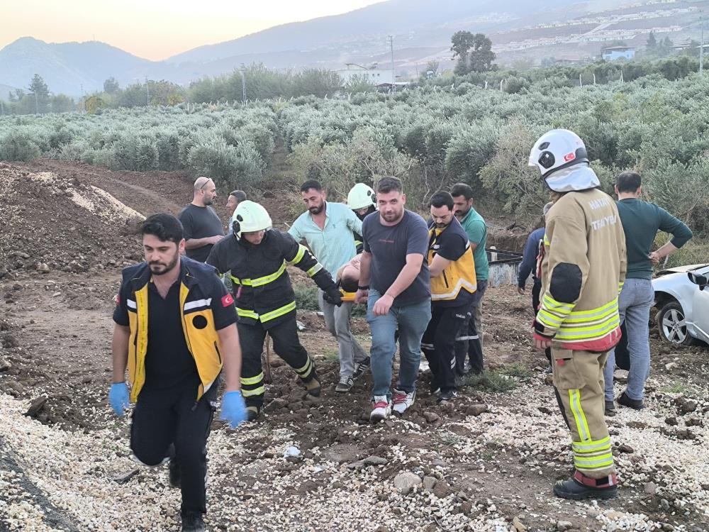 Hatay’ın Kırıkhan ilçesinde sürücünün kontrolünü kaybettiği otomobil, zeytin bahçesine uçtu.