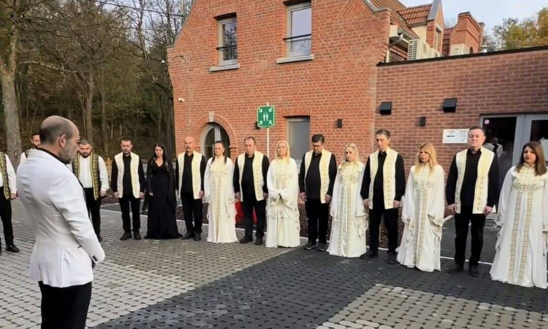 Hatay’dan Dünya Sahnesine: Atatürk’ü Belçika’da Andılar Hatay Medeniyetler Korosu, Türkiye Cumhuriyeti’nin kurucusu Gazi Mustafa Kemal Atatürk’ü,