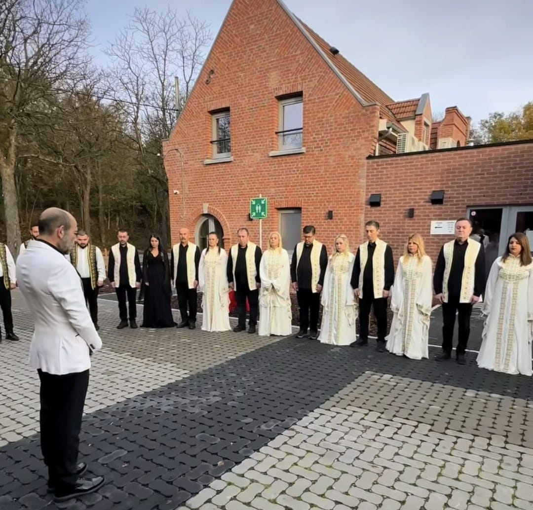Hatay’dan Dünya Sahnesine: Atatürk’ü Belçika’da Andılar Hatay Medeniyetler Korosu, Türkiye Cumhuriyeti’nin kurucusu Gazi Mustafa Kemal Atatürk’ü,