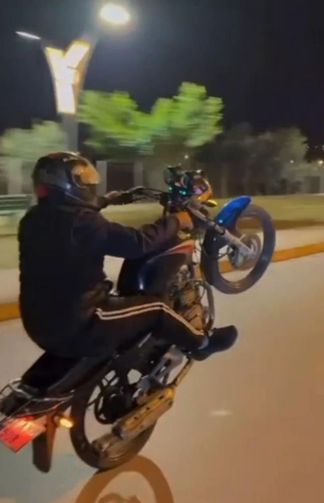Hatay’da Motosiklet Şovuna Ağır Ceza Hatay’da, sosyal medyada paylaştığı akrobatik motosiklet hareketleri nedeniyle bir sürücü