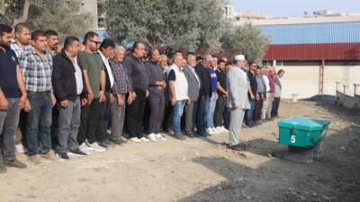 Hatay’ın Defne ilçesinde otomobille çarpışıp bariyerlere çarpan motosiklet sürücüsü yaralanırken