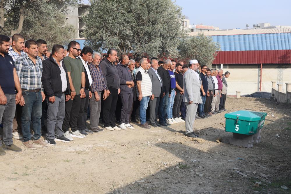 Hatay’ın Defne ilçesinde otomobille çarpışıp bariyerlere çarpan motosiklet sürücüsü yaralanırken