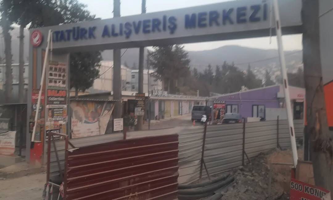 Hatay’ın Defne ilçesi Gündüz Caddesi’nde, eski yüzme havuzu ve spor
