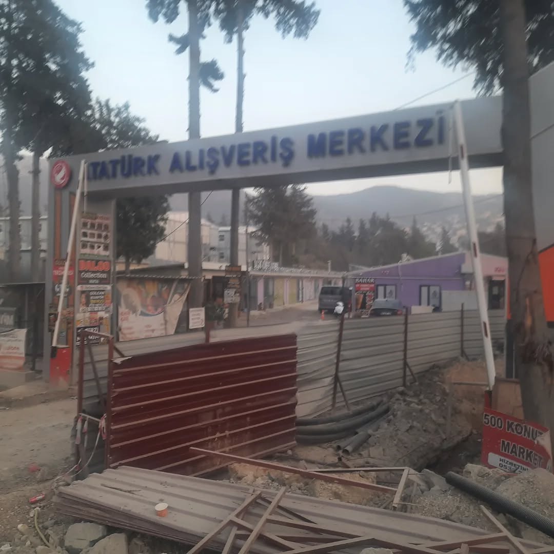 Hatay’ın Defne ilçesi Gündüz Caddesi’nde, eski yüzme havuzu ve spor