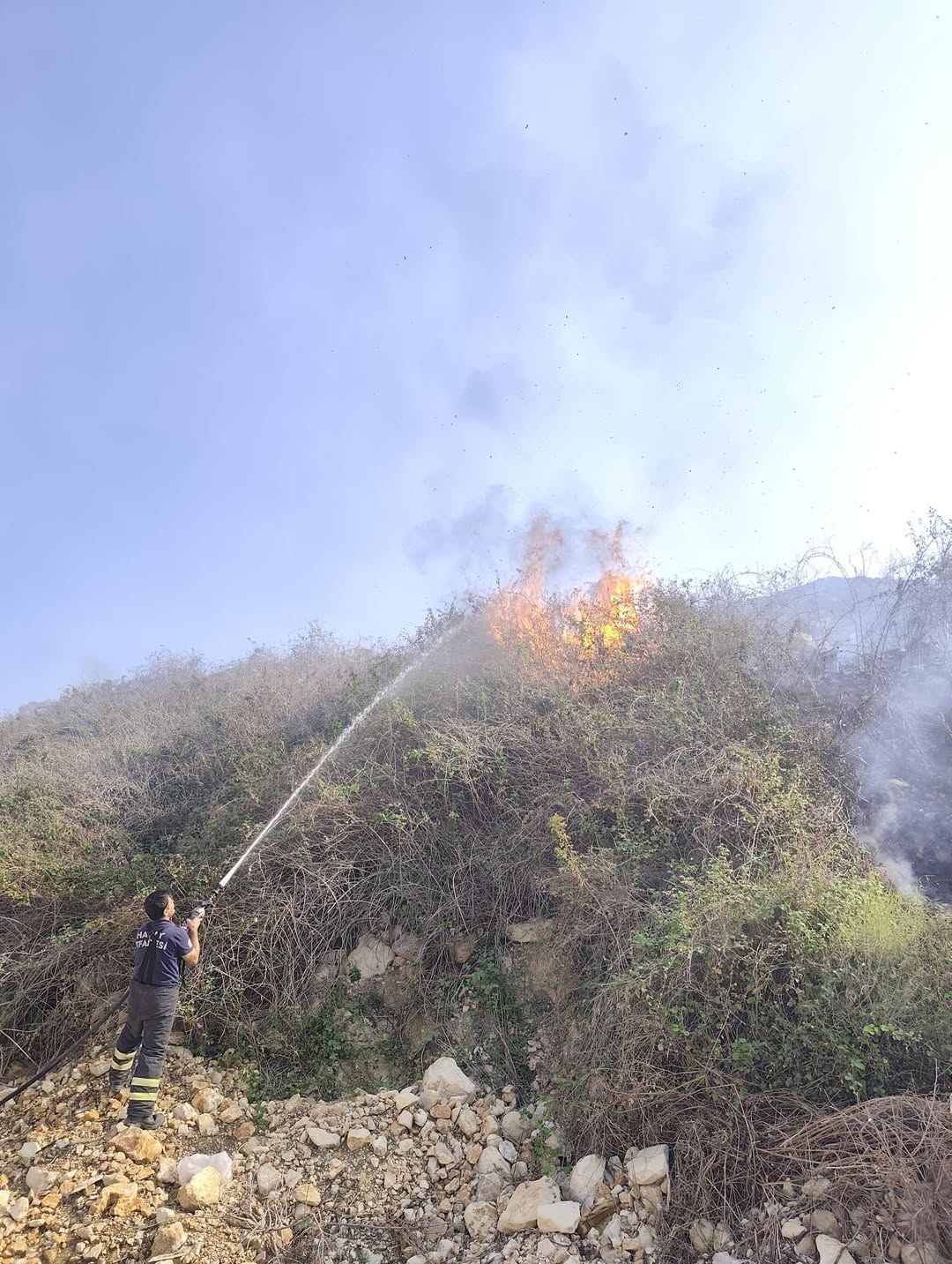 Samandağ Yangını Korkuttu, Ekipler Seferber Oldu Hatay’ın Samandağ ilçesi Yoğunoluk mevkiinde ormanlık ve zeytinlik alanlarda
