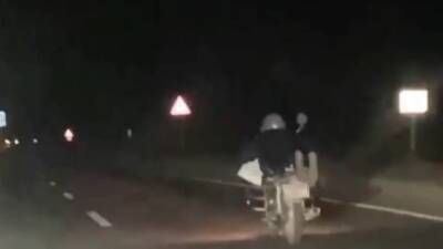 Hatay’ın Arsuz ilçesinde motosiklet üzerinde tehlikeli hareketler yapan aday sürücüye