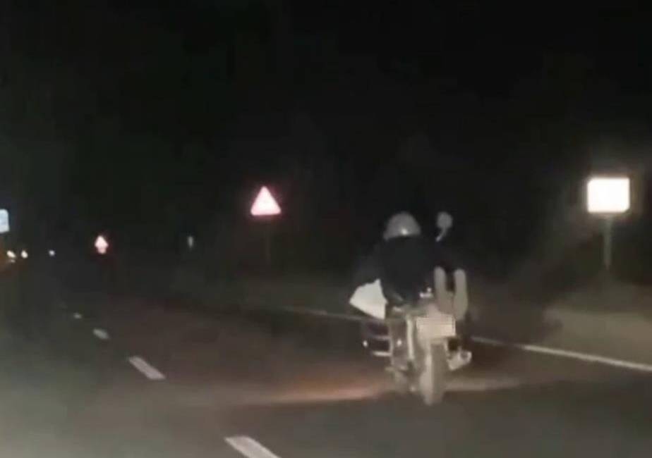 Hatay’ın Arsuz ilçesinde motosiklet üzerinde tehlikeli hareketler yapan aday sürücüye