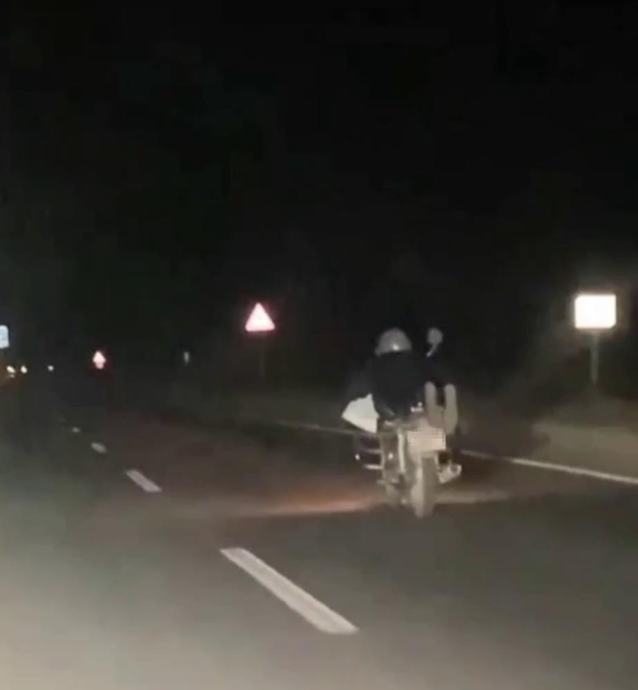 Hatay’ın Arsuz ilçesinde motosiklet üzerinde tehlikeli hareketler yapan aday sürücüye