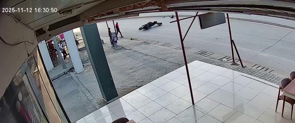 Hatay’ın Antakya ilçesinde motosikletin sokak köpeğine çarpması sonucu meydana gelen