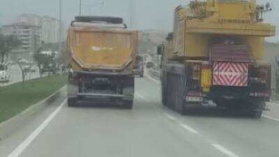 Hatay’ın Antakya ilçesinde trafikte 100 kilometreyi bulan hızla ilerleyen bir