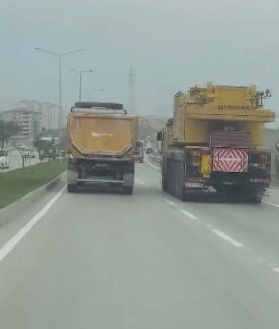 Hatay’da Hafriyat Kamyonu Trafikte Tehlike Saçtı Hatay’ın Antakya ilçesinde trafikte 100 kilometreyi bulan hızla ilerleyen bir