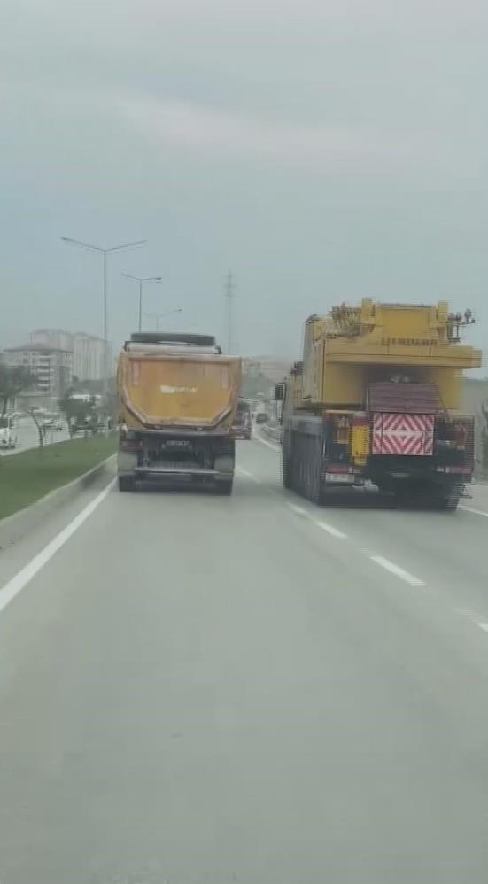 Hatay’ın Antakya ilçesinde trafikte 100 kilometreyi bulan hızla ilerleyen bir