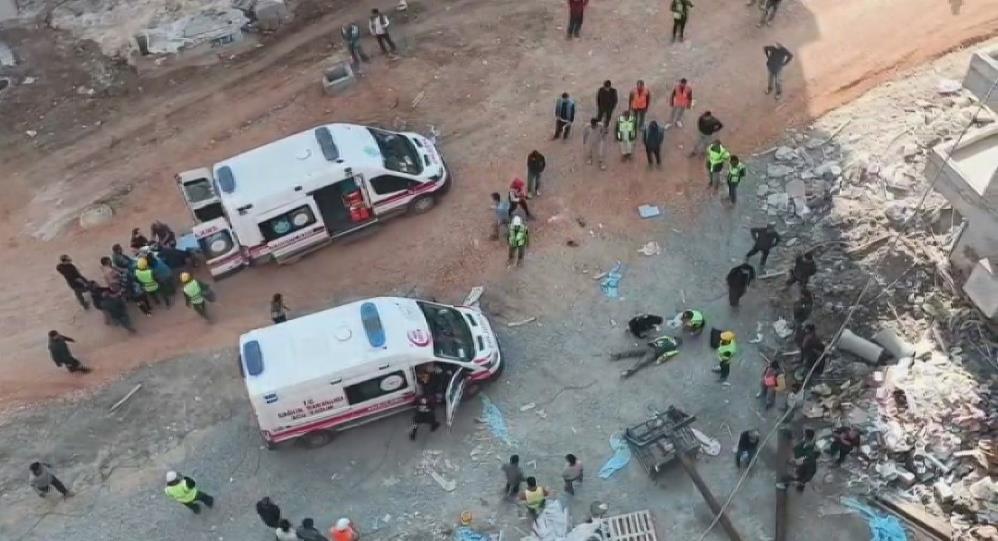 Vinç çöktü, işçiler ölümden döndü Antakya ilçesi Akevler Mahallesi’nde bulunan bir şantiye alanında yaşanan kazada,