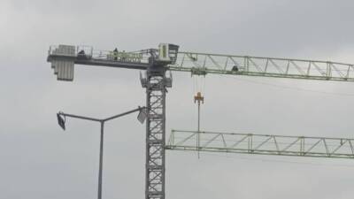 Hatay’ın Defne ilçesinde TOKİ deprem konutları şantiyesinde çalışan iki kule