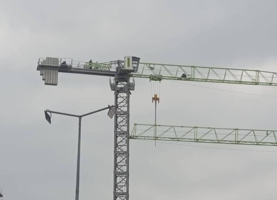 Hatay’ın Defne ilçesinde TOKİ deprem konutları şantiyesinde çalışan iki kule